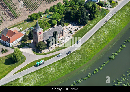 Niederlande, Dodewaard. Fluss Waal. Kirche am Deich. Luftbild Stockfoto