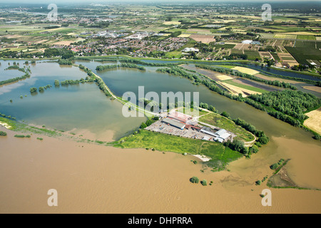 Niederlande, Dodewaard. Fluss Waal. Überfluteten Land und Auen. Bauunternehmen. Luftbild Stockfoto