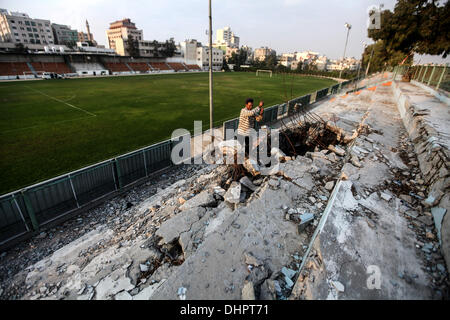 Gaza, Palästinensische Gebiete. 13. November 2013. Palästinenser sehen das aufgeführten Yarmouk-Stadion, das teilte die Polizei während des achttägigen Konflikts mit Israel im vergangenen Jahr in Gaza-Stadt vor dem ersten Jahrestag des Konflikts 14. November 2013 zerstört wurden. Acht Tage der israelischen Luftangriffe auf den Gaza-Streifen und palästinensische Rakete Angriffe über die Grenze im November letzten Jahres endete in einer Waffenstillstand-Vereinbarung von Ägypten rief Israel vermittelt, Beschränkungen auf den Sektor zu erleichtern. : Bildnachweis Majdi Fathi/NurPhoto: Majdi Fathi/NurPhoto/ZUMAPRESS.com/Alamy Live-Nachrichten Stockfoto