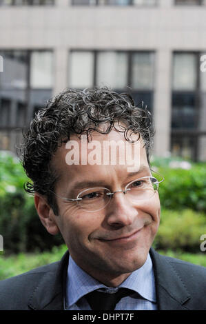 Brüssel, Bxl, Belgien. 14. November 2013. Eurogruppe und niederländische Finanzminister Jeroen Dijsselbloem Adressen der Medien vor der EU ECOFIN-Rat-Sitzung im EU-Hauptquartier in Brüssel, Belgien am 14.11.2013, die Dijsselbloem vor einem Treffen der Eurogruppe gesagt: Spanien hat '' bog um eine Ecke '' und ist auf dem Weg zur Genesung nach zweijähriger Rezession. von Wiktor Dabkowski Credit: Wiktor Dabkowski/ZUMAPRESS.com/Alamy Live-Nachrichten Stockfoto