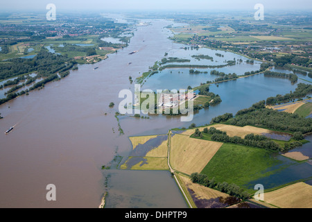 Niederlande, Dodewaard. Fluss Waal. Überfluteten Land und Auen. Bauunternehmen. Luftbild Stockfoto