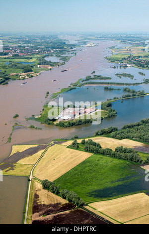 Niederlande, Dodewaard. Fluss Waal. Überfluteten Land und Auen. Bauunternehmen. Luftbild Stockfoto