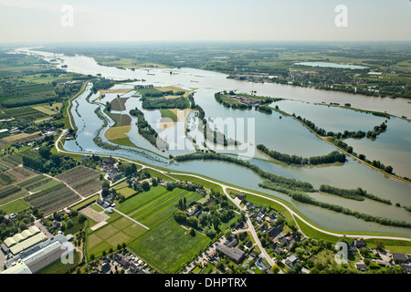 Niederlande, Dodewaard. Fluss Waal. Überfluteten Land und Auen. Luftbild Stockfoto