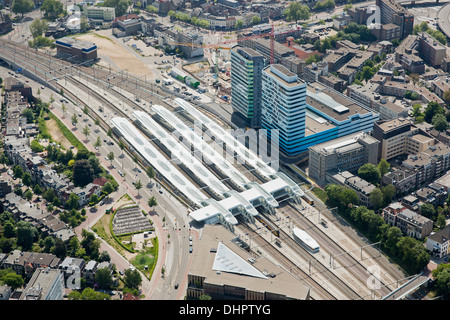 Niederlande, Arnhem, Hauptbahnhof. Luftbild Stockfoto