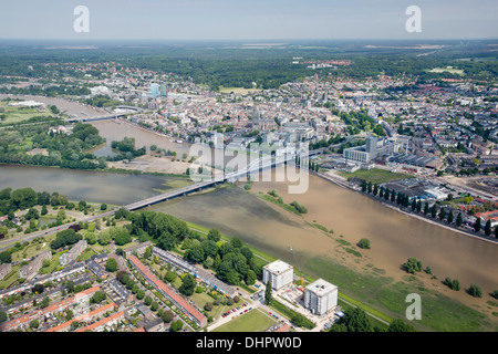 Niederlande, Arnhem, Stadtzentrum entfernt. Nederrijn Fluss. Luftbild Stockfoto