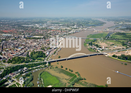 Niederlande, Nijmegen. Blick auf Stadt und Fluss Waal. Schiffe. Luftbild Stockfoto