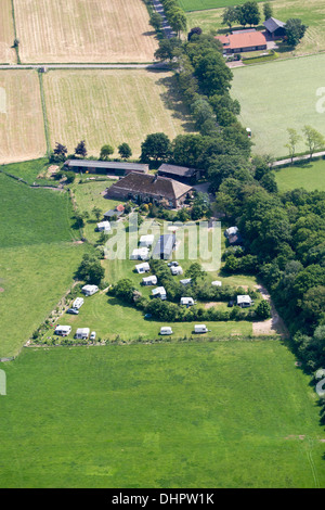 Niederlande, Brummen. Campingplatz in der Nähe von Hof. Luftbild Stockfoto