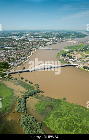 Niederlande, Nijmegen. Blick auf Stadt und Fluss Waal. Schiffe. Luftbild Stockfoto