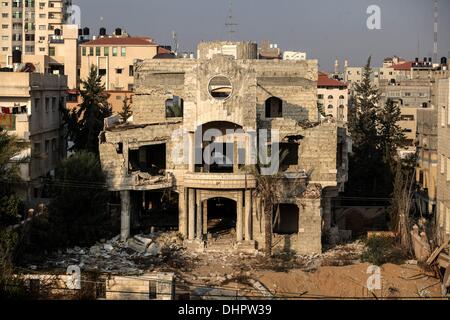 Gaza, Palästinensische Gebiete. 13. November 2013. Palästinenser sind in das Gebäude gesehen, die Polizei sagte während des achttägigen Konflikts mit Israel im vergangenen Jahr in Gaza-Stadt vor dem ersten Jahrestag des Konflikts 14. November 2013 zerstört wurden. Acht Tage der israelischen Luftangriffe auf den Gaza-Streifen und palästinensische Rakete Angriffe über die Grenze im November letzten Jahres endete in einer Waffenstillstand-Vereinbarung von Ägypten rief Israel vermittelt, Beschränkungen auf den Sektor zu erleichtern. : Bildnachweis Majdi Fathi/NurPhoto: Majdi Fathi/NurPhoto/ZUMAPRESS.com/Alamy Live-Nachrichten Stockfoto