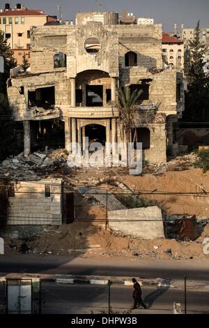 Gaza, Palästinensische Gebiete. 13. November 2013. Palästinenser sind in das Gebäude gesehen, die Polizei sagte während des achttägigen Konflikts mit Israel im vergangenen Jahr in Gaza-Stadt vor dem ersten Jahrestag des Konflikts 14. November 2013 zerstört wurden. Acht Tage der israelischen Luftangriffe auf den Gaza-Streifen und palästinensische Rakete Angriffe über die Grenze im November letzten Jahres endete in einer Waffenstillstand-Vereinbarung von Ägypten rief Israel vermittelt, Beschränkungen auf den Sektor zu erleichtern. : Bildnachweis Majdi Fathi/NurPhoto: Majdi Fathi/NurPhoto/ZUMAPRESS.com/Alamy Live-Nachrichten Stockfoto