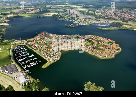 Niederlande, Rheden. Luxuriöser Bungalowpark genannt Riverparc, liegt auf einer Halbinsel in einem künstlich angelegten See. Luftbild Stockfoto