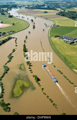 Niederlande, Doesburg. IJssel Fluss. Überschwemmungsgebiete. Überfluteten Land. Frachtschiff. Luftbild Stockfoto