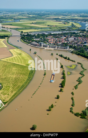 Niederlande, Doesburg. IJssel Fluss. Stadtzentrum entfernt. Überfluteten Land und Auen. Frachtschiff. Luftbild Stockfoto