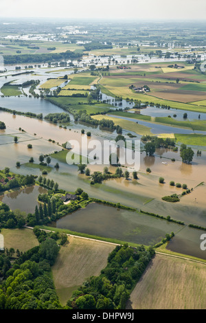 Niederlande, Voorst. IJssel Fluss. Überschwemmungsgebiete. Überfluteten Land. Kleine Yacht. Luftbild Stockfoto