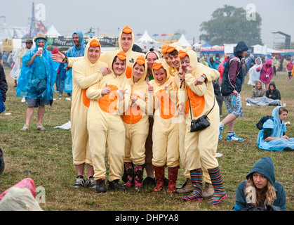 Das Reading Festival - eine Gruppe von Freunden gekleidet wie Hühner das nasse Wetter Aug 2013 trotzen Stockfoto