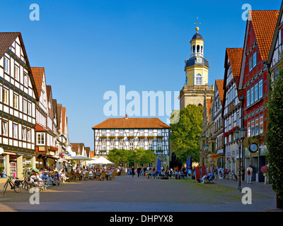 Senken Sie Marktplatz mit St.-Nikolaus-Kirche in Rinteln, Niedersachsen, Deutschland Stockfoto