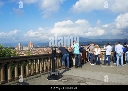 Touristen fotografieren einander vor das Stadtbild von Florenz Stockfoto