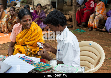 Blutzuckertest eines Diabetikers in Sri Sathya Sai Baba mobile aufsuchende Krankenhausklinik. Andhra Pradesh, Indien. Stockfoto