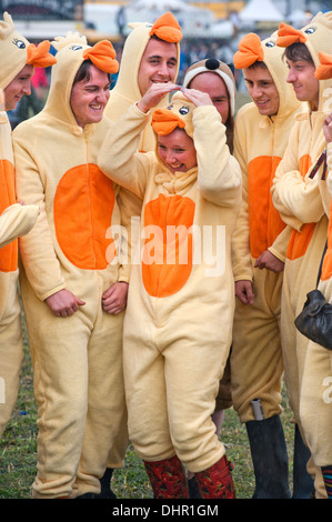 Das Reading Festival - eine Gruppe von Freunden gekleidet wie Hühner das nasse Wetter Aug 2013 trotzen Stockfoto