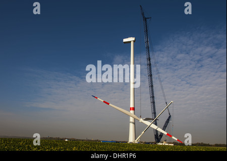 Montage des Rotors auf eine neue Windkraftanlage Stockfoto