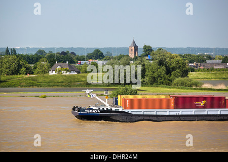 Niederlande, Ewijk, Fluss Waal. Binnenschifffahrt Schiff Transport von Containern Stockfoto