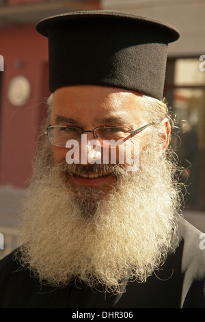 Straße Porträt des griechisch-orthodoxen Priester, gekleidet in traditionellen klerikalen Kleidung und Skufia in Heraklion, Kreta, Griechenland. Stockfoto
