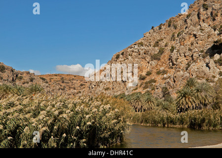 Abgelegene Wildnis und Blick auf die malerischen Berge zu Preveli Strand und Lagune oder "Palm Beach" an der Südküste von Kreta, Griechenland. Stockfoto