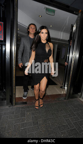 Kim Kardashian und Jonathan Cheban verlassen eines Hotels vor der Teilnahme an einem Start party in der St Pancras Renaissance London Hotel in London, England - 18.05.12 Stockfoto