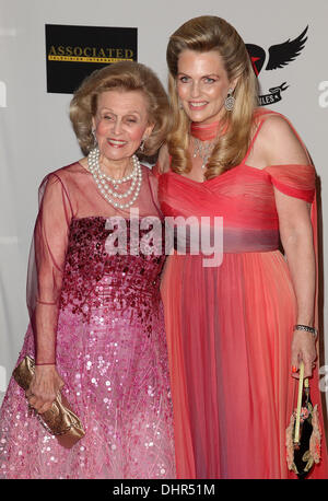 Barbara Davis und Nancy Davis 19. jährliche Race to Erase MS statt auf das Hyatt Regency Century Plaza Jahrhundert City, Kalifornien - 05.18.12 Stockfoto