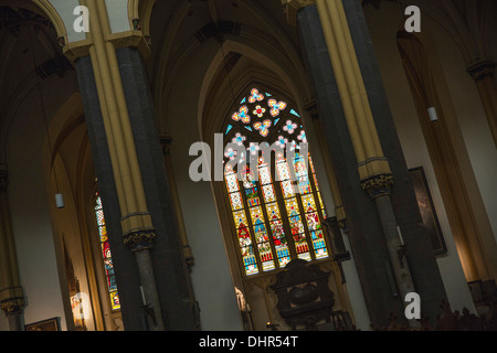 Niederlande, Maastricht, Kirche namens St. Servaas Basiliek oder Basilika am Platz genannt Vrijthof. Innenraum. Glasmalerei Stockfoto