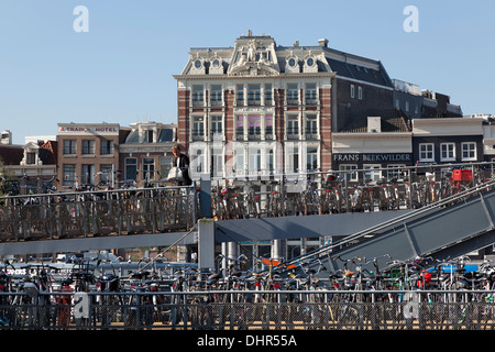 Fahrräder vor dem Hauptbahnhof in Amsterdam, Niederlande Stockfoto