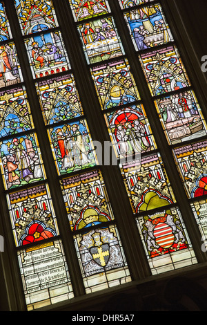 Niederlande, Maastricht, Kirche namens St. Servaas Basiliek oder Basilika am Platz genannt Vrijthof. Innenraum. Glasmalerei Stockfoto