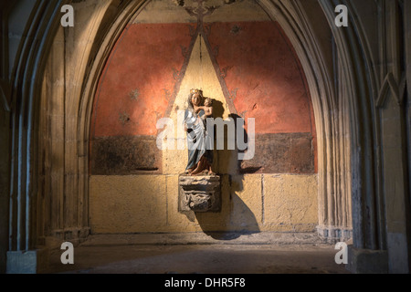 Niederlande, Maastricht, Kirche namens St. Servaas Basilika am Vrijthof-Platz. Innenraum. Statue der Jungfrau Maria mit Kind Stockfoto