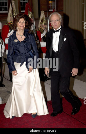 König Carl XVl Gustaf von Schweden und Königin Silvia von Schweden Gäste kommen im Buckingham-Palast für ein festliches Abendessen veranstaltet von Prinz Charles, Prinz von Wales, und Camilla, Herzogin von Cornwall für Königin Elizabeth II. anlässlich der Diamond Jubilee London, England - 18.05.12 obligatorisch Credit: WENN.com ** nicht zur Veröffentlichung in Frankreich zur Verfügung.  Zur Veröffentlichung in der Res zur Verfügung Stockfoto