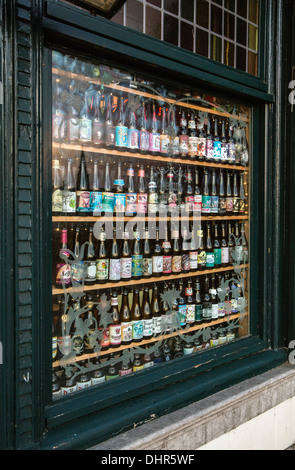 Niederlande, Maastricht, Bierflaschen im Fenster des Restaurants Stockfoto