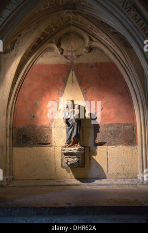 Niederlande, Maastricht, Kirche namens St. Servaas Basilika am Vrijthof-Platz. Innenraum. Statue der Jungfrau Maria mit Kind Stockfoto