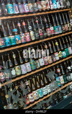 Niederlande, Maastricht, Bierflaschen im Fenster des Restaurants Stockfoto