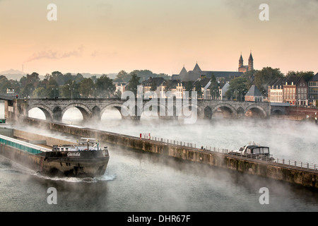 Niederlande, Maastricht, Maas oder Meuse Fluss. Sint Servaas-Brücke. Dach der Kirche im Hintergrund digital verändert. Boot Stockfoto