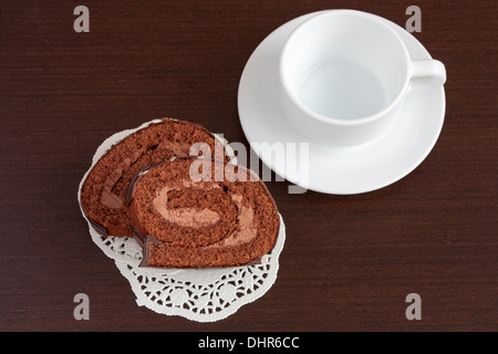 Schokoladen-Sacher-Torte auf Holztisch Stockfoto