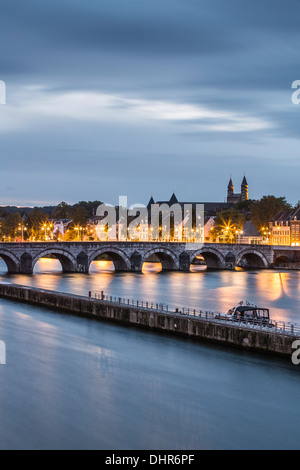 Niederlande, Maastricht, Maas oder Meuse Fluss. Sint Servaas-Brücke. Dach der Kirche im Hintergrund digital verändert Stockfoto