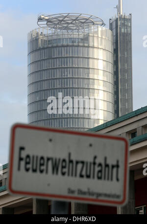 Essen, Deutschland. 14. November 2013. Blick auf das Hauptquartier der Energie Riese RWE in Essen, Deutschland, 14. November 2013. Der Energiekonzern will bis 2016 rund 6.700 Arbeitsplätze abbauen. Foto: ROLAND WEIHRAUCH/Dpa/Alamy Live News Stockfoto