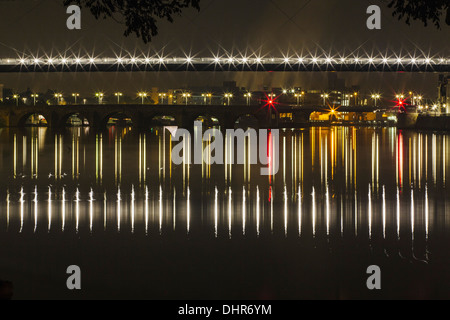 Niederlande, Maastricht, Maas oder Meuse Fluss. Fußgängerbrücke in der Nacht Stockfoto