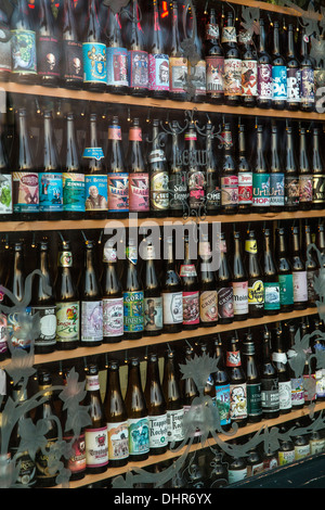 Niederlande, Maastricht, Bierflaschen im Fenster des Restaurants Stockfoto