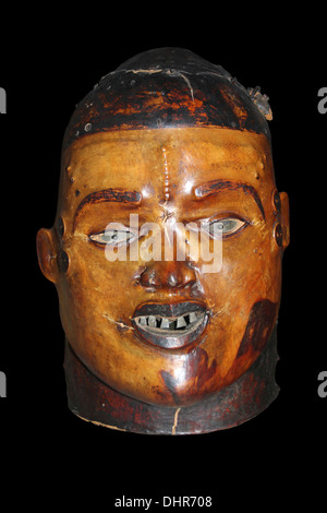 Helm-Maske - aus Holz geschnitten und bedeckt mit Schweinsleder mit Zähne mit Metall-Intarsien Stockfoto