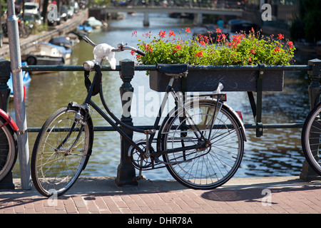 Fahrrad auf einer Brücke in Amsterdam, Niederlande Stockfoto