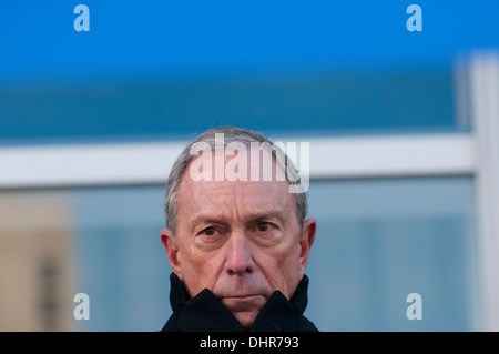 New Yorks Bürgermeister Michael Bloomberg bei der Band Schneiden am 13. November 2013 für 4 World Trade Center. Stockfoto