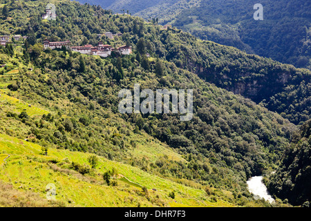 Trongsa Hills Dzong, Fluss, Mangde Chhu, Trongsa Markt, Könige Retreat, Aussicht vom Hotel Yanghil Resort, Trongsa, Ost Bhutan Stockfoto