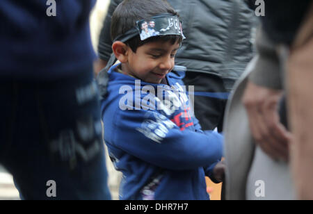 Srinagar, Kaschmir. 14. November 2013.  Kashmiri schiitischen muslimischen jungen beteiligen sich während einer Prozession Muharram am 9. Tag von Ashura, statt die erinnert sich an die Tötung des Propheten Mohammeds Enkel im Südirak im siebten Jahrhundert in Srinagar Sommer Capiatl des indischen Kaschmir. Während des schiitischen muslimischen Heiligen Monats Muharram, große Prozessionen werden gebildet und die Anhänger parade die Straßen halten Banner und Modelle des Mausoleums von Hazrat Imam Hussain und sein Volk zu tragen, fiel bei Karbala. Bildnachweis: ZUMA Press, Inc./Alamy Live-Nachrichten Stockfoto