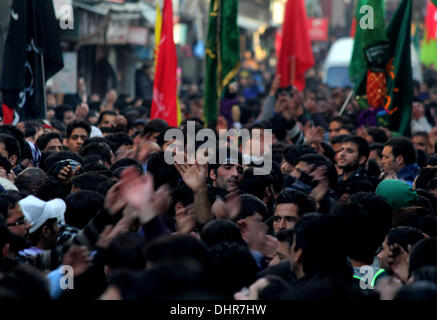 Srinagar, Kaschmir. 14. November 2013.  Kashmiri schiitische Muslime nehmen Teil während einer Muharram Prozession statt am 9. Tag von Ashura, welche die Tötung des Propheten Mohammeds Enkel im Südirak im siebten Jahrhundert in Srinagar, erinnert sich der Sommer-Capiatl des indischen Kaschmir. Während des schiitischen muslimischen Heiligen Monats Muharram, große Prozessionen werden gebildet und die Anhänger parade die Straßen halten Banner und Modelle des Mausoleums von Hazrat Imam Hussain und sein Volk zu tragen, fiel bei Karbala. Bildnachweis: ZUMA Press, Inc./Alamy Live-Nachrichten Stockfoto