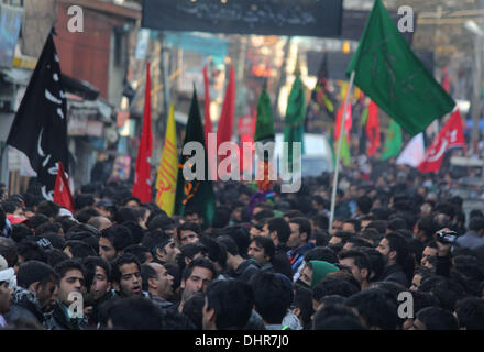 Srinagar, Kaschmir. 14. November 2013.  Kashmiri schiitischer Muslim teilnehmen während einer Prozession Muharram während einer religiösen Prozession am 9. Tag des Ashura, die erinnert sich an die Tötung des Propheten Mohammeds Enkel im Südirak im siebten Jahrhundert in Srinagar Sommer Capiatl des indischen Kaschmir. Während des schiitischen muslimischen Heiligen Monats Muharram, große Prozessionen werden gebildet und die Anhänger parade die Straßen halten Banner und Modelle des Mausoleums von Hazrat Imam Hussain und sein Volk zu tragen, fiel bei Karbala. Bildnachweis: ZUMA Press, Inc./Alamy Live-Nachrichten Stockfoto